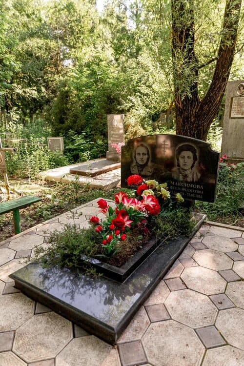 Горизонтальний пам’ятник для двох