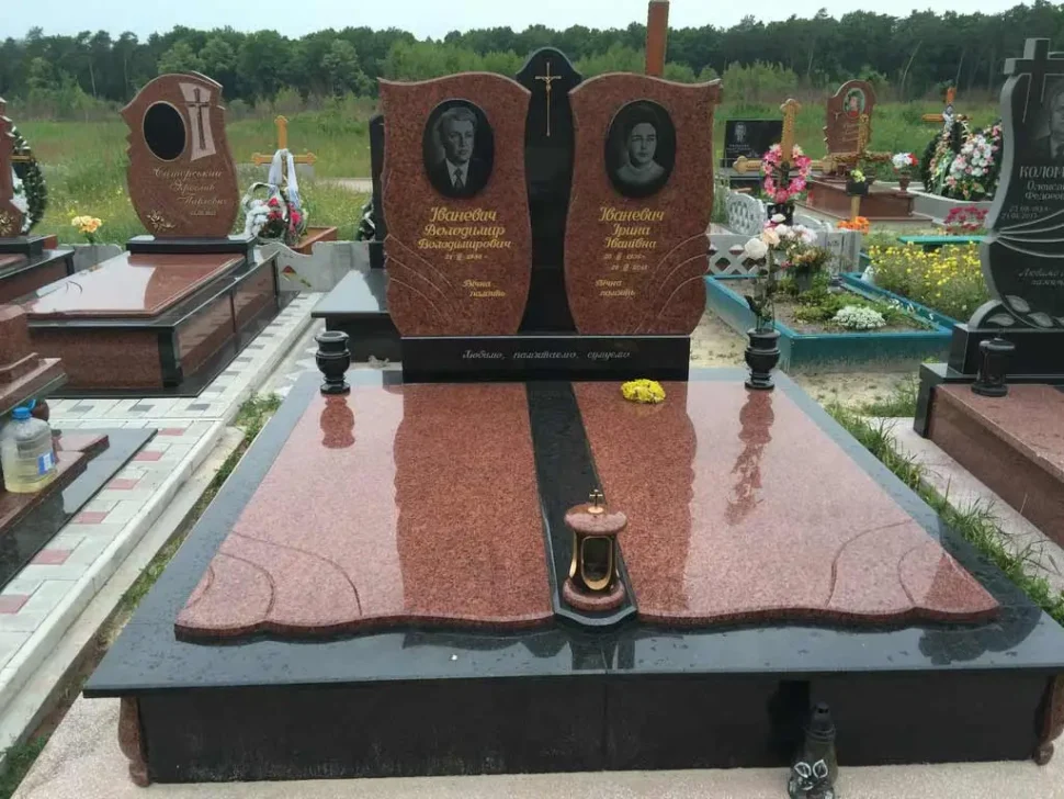 Подвійний пам'ятник на могилу