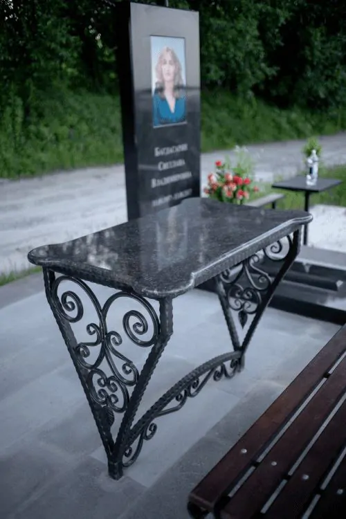 Лава з граніту на могилу