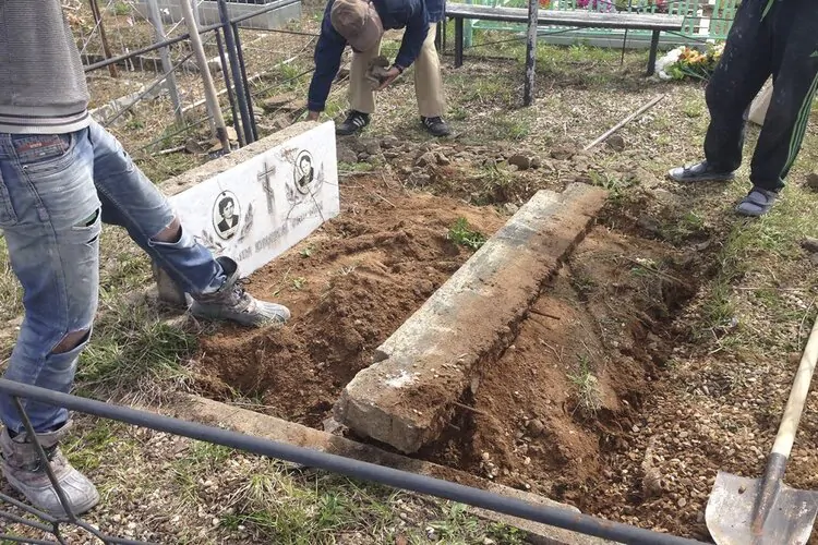 Заміна старого пам'ятника на могилу
