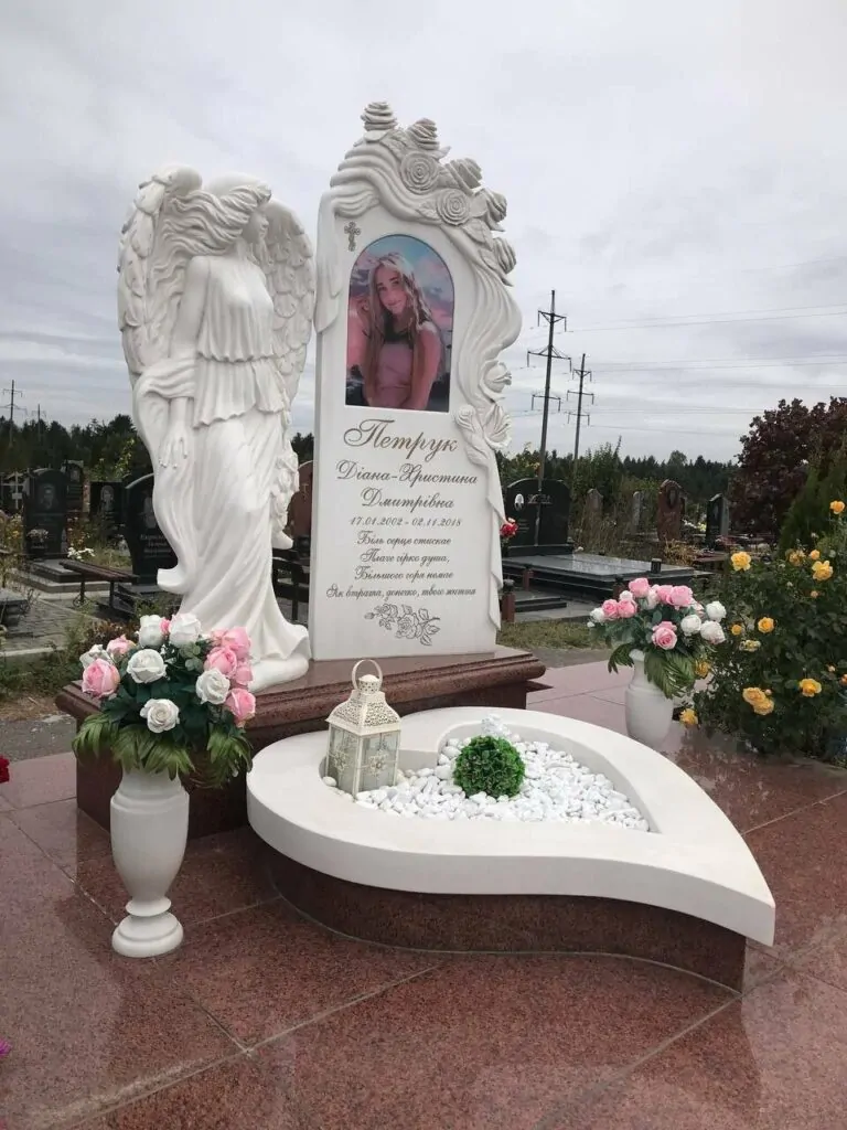 Пам'ятник з мармуру на могилу