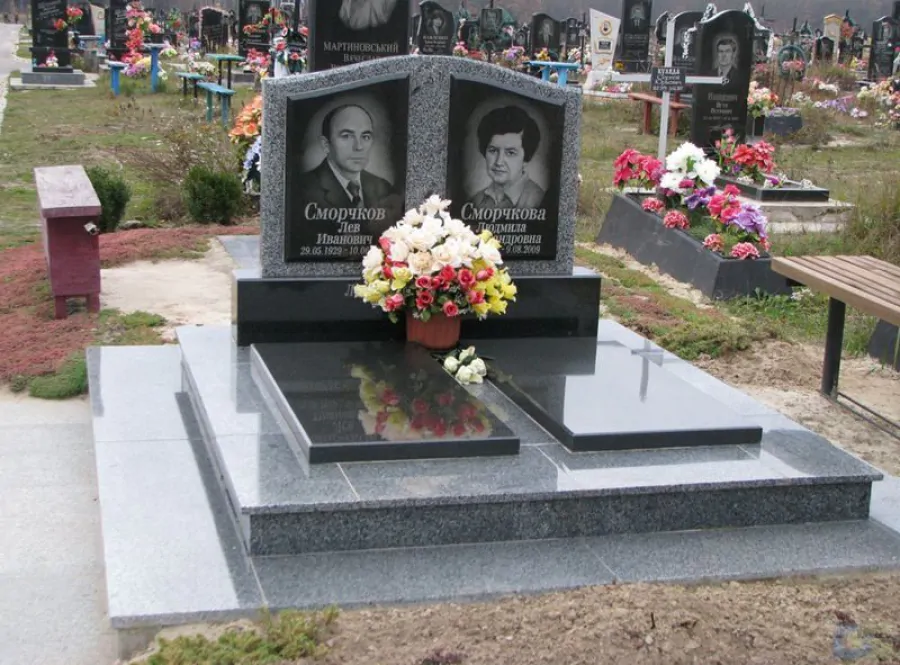 Подвійний пам'ятник на могилу